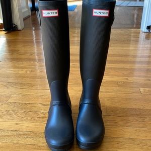 Navy & Black Tall Hunter Rain Boots EUC